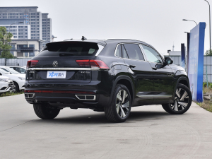 2022款330TSI 两驱尊崇豪华版 右后45度