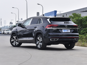2022款330TSI 两驱尊崇豪华版 左后45度