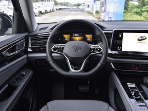 2022款330TSI 两驱尊崇豪华版 方向盘