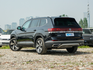 2022款530 V6 四驱尊崇豪华版 左后45度
