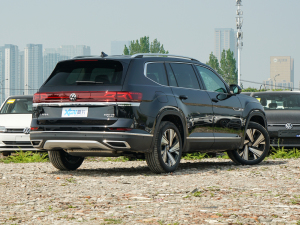 2022款530 V6 四驱尊崇豪华版 右后45度