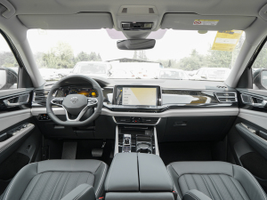 2022款530 V6 四驱尊崇豪华版 内饰全景