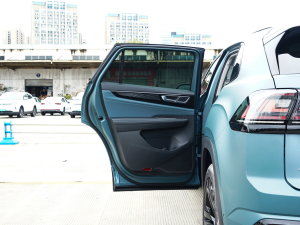 2023款530 V6 四驱青云限定版 左后车门