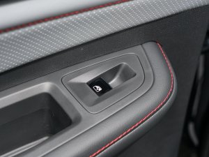 2023款改款 330TSI 两驱豪华版 后排车窗控制区