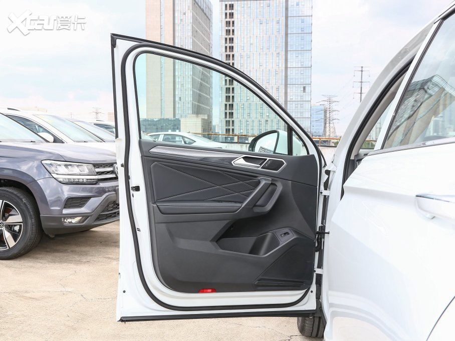 2023;^L 330TSI ԄӃR-LineԽ