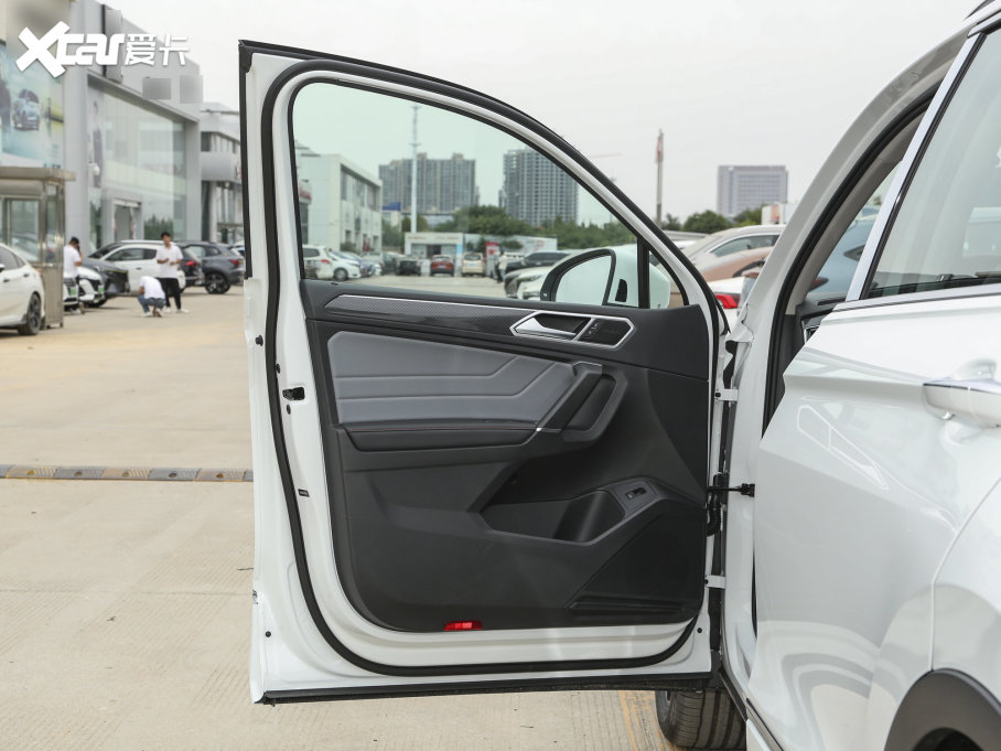 2023;^L 330TSI ԄӃR-LineŞ