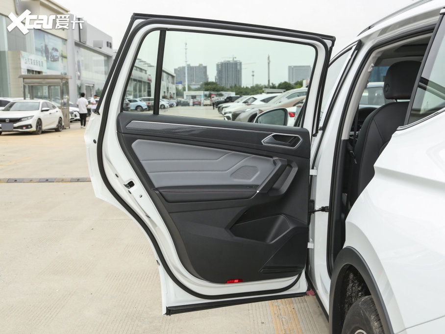 2023;^L 330TSI ԄӃR-LineŞ