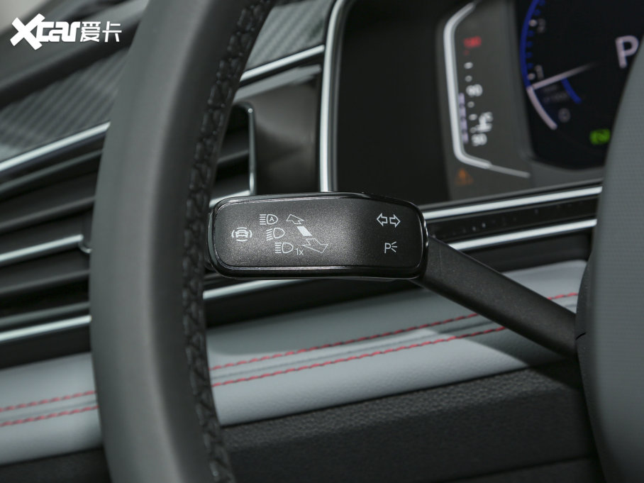 2023;^L 330TSI ԄӃR-LineŞ