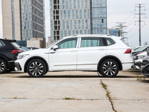2023款330TSI 自动两驱R-Line越享版 正侧（左）