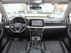 2023款330TSI 自动两驱R-Line越享版 内饰全景