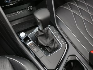 2023款330TSI 自动两驱R-Line越享版 换挡杆