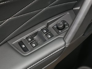 2023款330TSI 自动两驱R-Line越享版 主驾车窗控制区	