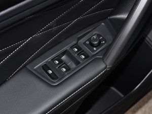 2023款330TSI 自动两驱智享版 主驾车窗控制区	