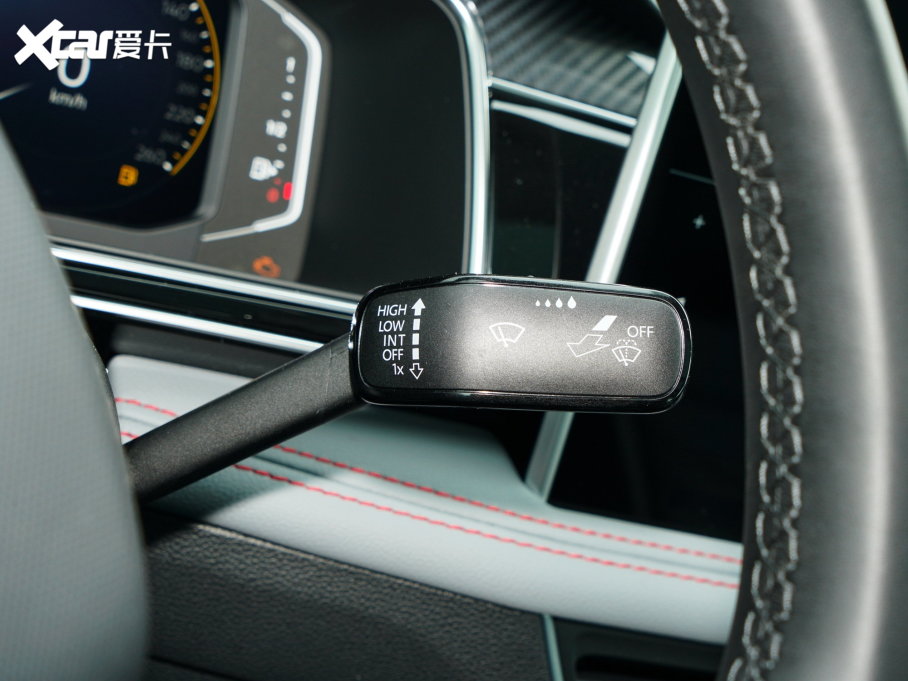 2023;^X Ŀ 330TSI Ş