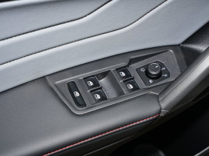 2023款330TSI 两驱旗舰版 主驾车窗控制区	