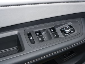 2023款530 V6 四驱尊崇旗舰版 主驾车窗控制区	