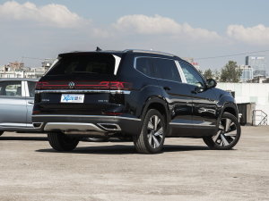 2023款330TSI 两驱尊崇豪华版 右后45度