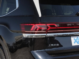 2023款330TSI 两驱尊崇豪华版 尾灯