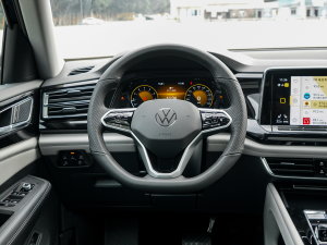 2023款380TSI 四驱尊崇豪华版 方向盘