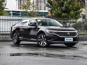 2023款330TSI 豪华版 右前45度