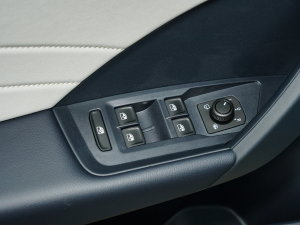 2023款300TSI 两驱满月版 主驾车窗控制区	