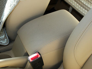 2011款1.4T 自动智雅版 5座 中央扶手箱