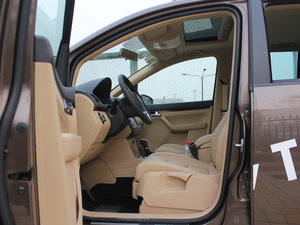 2011款1.4T 自动智臻版 5座 前排空间