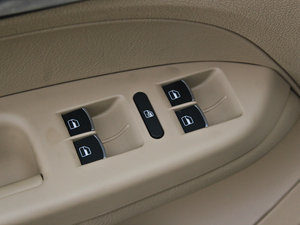 2011款1.4T 自动智臻版 5座 主驾车窗控制区	