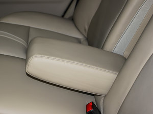 2010款1.6L 手动舒适版 后排中央扶手