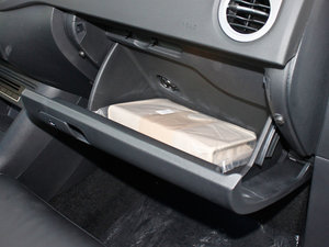2010款2.0TSI 自动四驱菁英版 手套箱