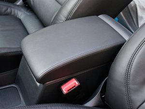 2010款2.0TSI 自动四驱菁英版 中央扶手箱