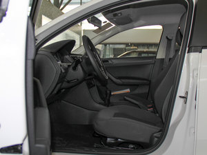2013款1.6L 手动风尚版 前排空间
