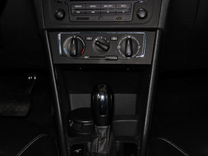 2013款1.6L 自动舒适版 中控区