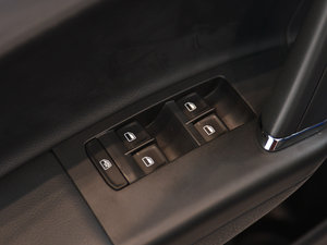 2013款1.4TSI DSG舒适版 主驾车窗控制区	