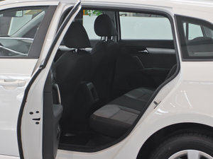 2013款1.6L 手动风尚版 后排空间