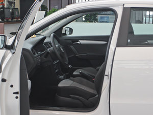 2013款1.6L 手动风尚版 前排空间