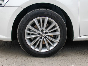 2013款1.6L 自动舒适版 轮圈