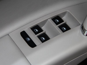 2013款1.4TSI 手动豪华版 主驾车窗控制区	