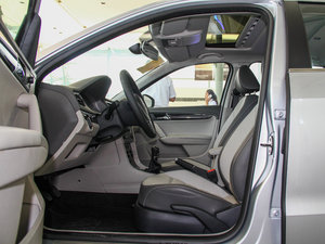 2013款1.4TSI 手动豪华版 前排空间