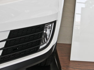 2013款1.8TSI 自动两驱豪华版 前雾灯