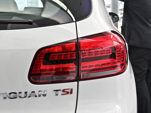 2013款1.8TSI 自动两驱豪华版 尾灯