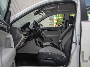 2014款1.6L 自动运动版 前排空间