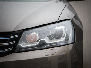 2014款2.0TSI DSG御尊导航版 大灯