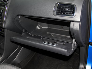 2014款1.6L 手动版 手套箱