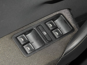 2014款1.6L 自动版 主驾车窗控制区	