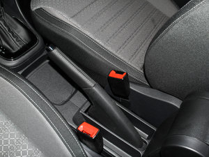 2014款1.6L 自动版 驻车制动器