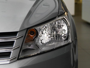 2015款1.6L 自动豪华版 大灯