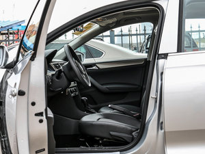 2015款1.6L 自动舒适版 前排空间