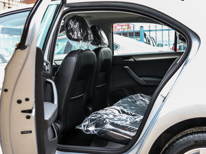 2015款1.6L 自动舒适版 后排空间