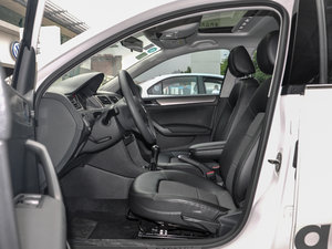 2015款1.6L 手动舒适版 前排空间
